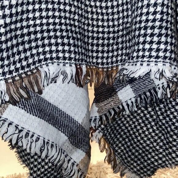 Reversible Ladies fringe Poncho Natural colors in plaid houndstooth black& white - Picture 6 of 6